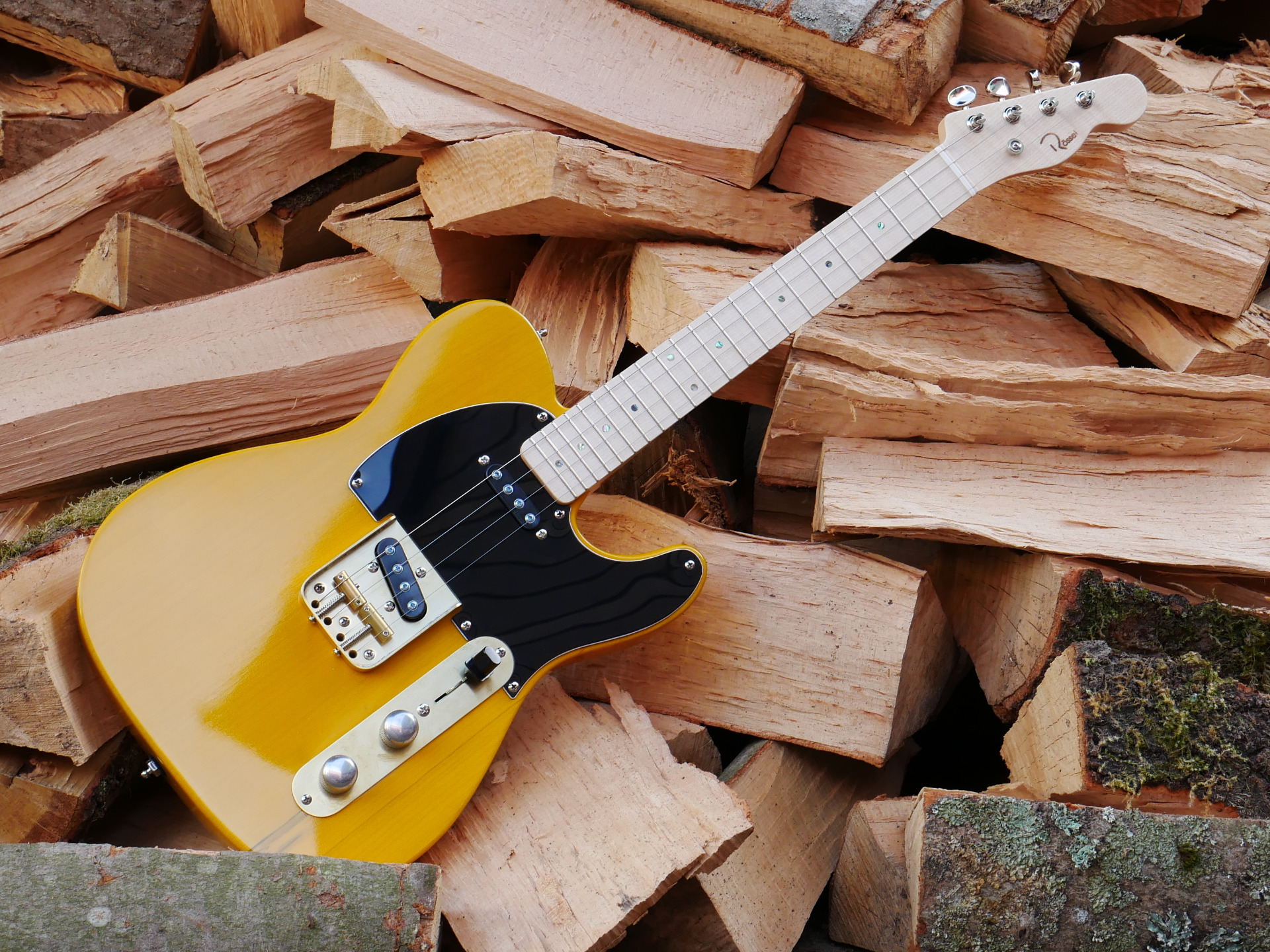 Eine elektrisch verstärkte Ukulele mit Stahlsaiten und magnetischen Tonabnehmern