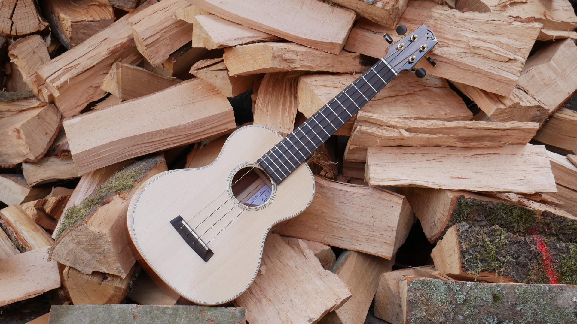 Klassische Ukulele mit Fichtendecke, Ebenholzgriffbrett, Armbevel, Sideport und Fluorocarbon-Saiten